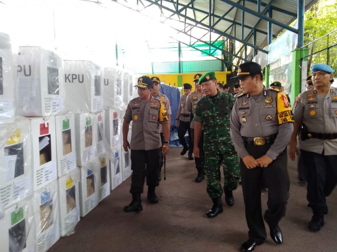 Kapolda Jambi Irjen pol Muchlis dan Danrem 042 Garuda Putih Kolonel ARH Elphis Rudy meninjau penghitungan suara tingkat kecamatan di Kota Jambi Selasa sian ini (23/4). FOTO: RUDI