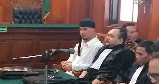 hmad Dhani Prasety saat menjalani persidangan di Pengadilan Negeri (PN) Surabaya, Selasa (23/4). Foto : Suryanto / Radar Surabaya