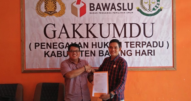 Caleg NasDem Rahmad Mulyadi menyerahkan berkas laporan ke Bawaslu Batanghari. Foto : Reza / Jambiupdate