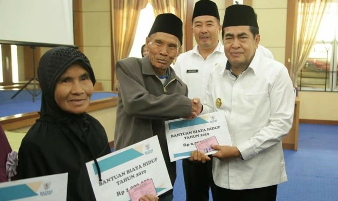 Wako AJB Serahkan Bantuan Bagi Warga Kurang Mampu Dari Zakat PNS. Foto : Ist