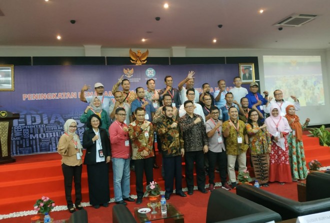 Jurnalis Jambi Ekspres (Jambi Update Group) Foto bersama dengan ketua MK RI Dr. Anwar Usman S.H., M.H dalam pelatihan Peningkatan Pemahaman Hak Konstitusi Warga Negara di Cisarua Bogor 22-25 April 2019.