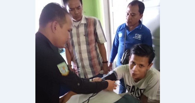 Tim Medis saat melakukan pemeriksaan Kesehatan kepada Petugas KPPS. Foto : Ist