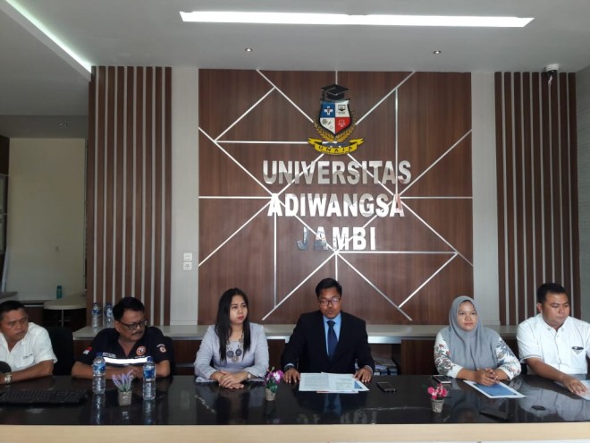 Jumpa pers yang digelar di Universitas Adiwangsa Jumat (26/4). FOTO: FAUZI YOSI/JAMBIUPDATE