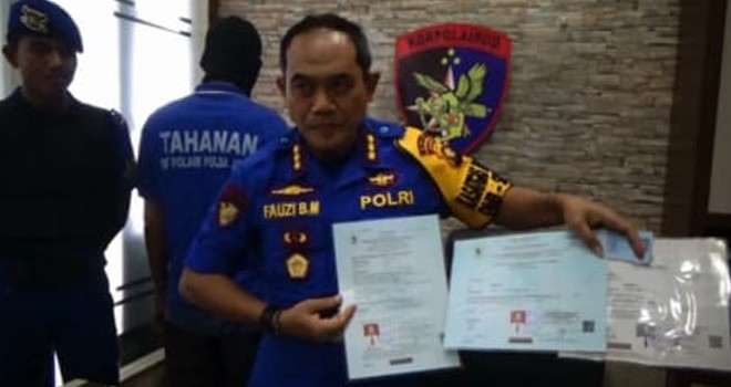 Dirpolairud Polda Jambi saat mengamankan KKM Capricorn yang menggunakan dokumen palsu ATT. Foto : Ist