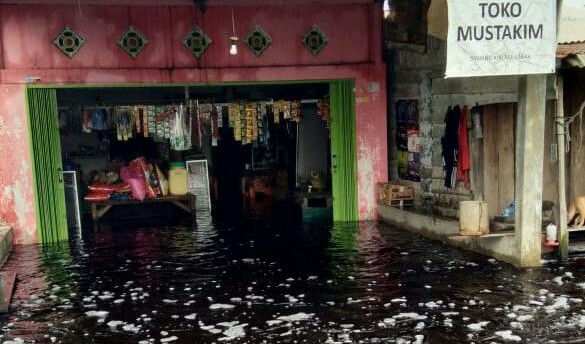 Rumah warga di Desa Pematang Rahim, Kecamatan Mendahara Ulu, yang terendam banjir. Foto : Ist