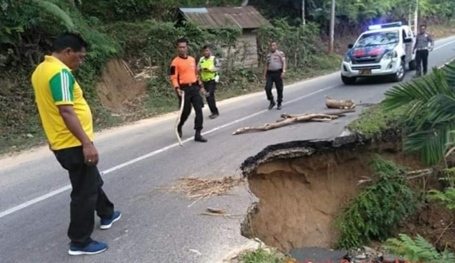 Ruas Jalan Kerinci - Bangko Amblas, Pengendara Diminta Hati-hati. Foto : Ist