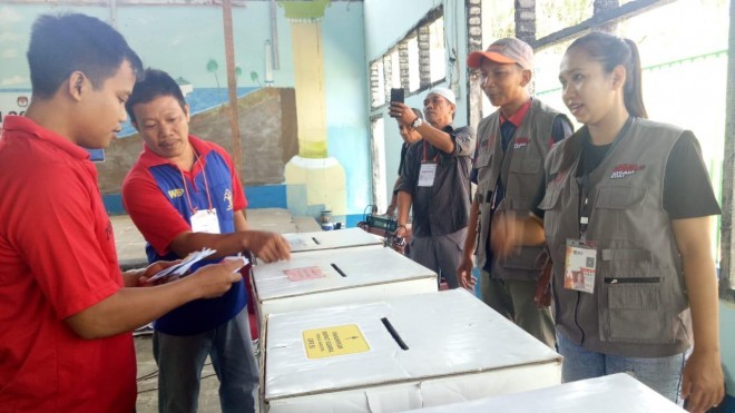 Warga binaan Lapas Kelas II A Jambi mengikuti simulasi Pemilu bersama relawan demokrasi jelang pemungutan suara 17 April kemarin.