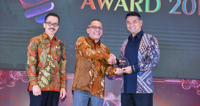 Walikota Fasha menerima penghargaan Indonesia Innovation Award 2019 yang diselenggarakan oleh Kementerian Riset dan Teknologi Republik Indonesia. Foto : Ist