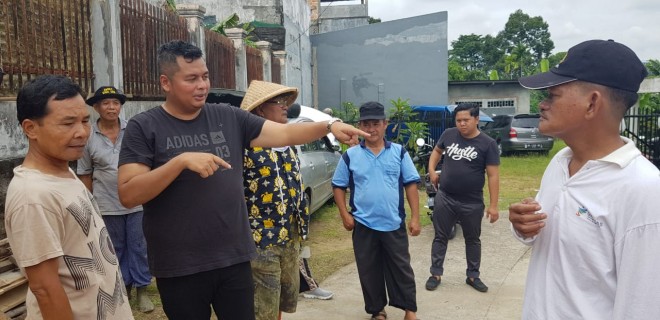 Caleg Golkar DPRD Kota Jambi terpilih Kemas Faried Alfarelly (KFA), Minggu pagi (28/4) memenuhi undangan gotong royong warga di Kelurahan Sungai Putri