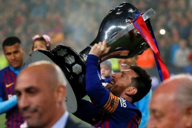 Lionel Messi mengangkat trofi La Liga. Foto : Marca
