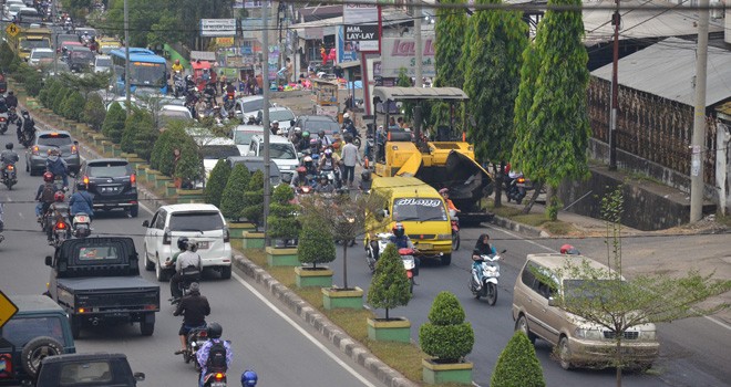 Pengaspalan jalan Pattimura oleh Dinas PUPR Provinsi Jambi 2018 lalu. Rencananya jalan Pattimura ini akan dilakukan uji coba aspal karet. Foto : Ist