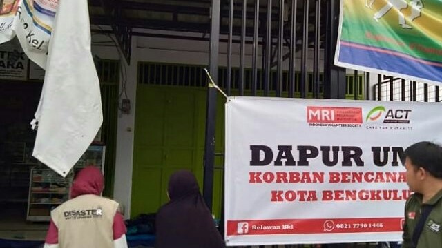 Relawan MRI-ACT mendirikan dapur umum untuk membantu korban banjir di Bengkulu. (ACT for JawaPos.com)