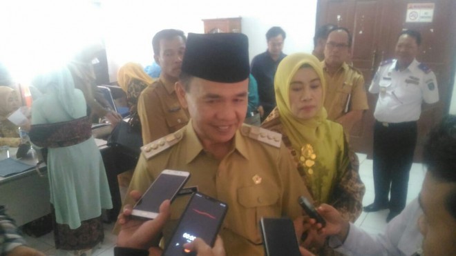 Bupati Kerinci H.Adirozal,  usai Peringatan Hari Kartini ke - 140, di Aula kantor bupati. 