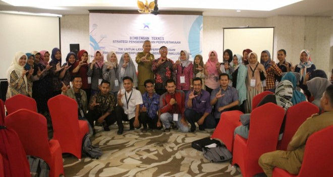 Foto Bersama Pustakawan Ahli Utama Perpustakaan Republik Indonesia, Drs. Dedi Junaedi, M.Si, Kadis Perpustakaan dan Arsip Daerah Provinsi Jambi, H. Syamsurizal, SE.,M.Si, panitia dan sejumlah peserta kegiatan. Foto : Fauzi Yosi / Jambi Ekspres
