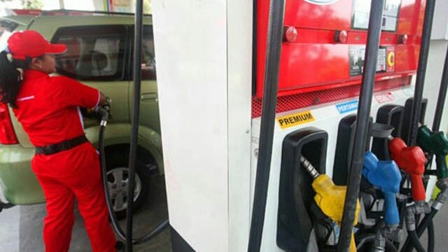 Ilustrasi petugas SPBU Pertamina tengah mengisi BBM (Dok.JawaPos.com)
