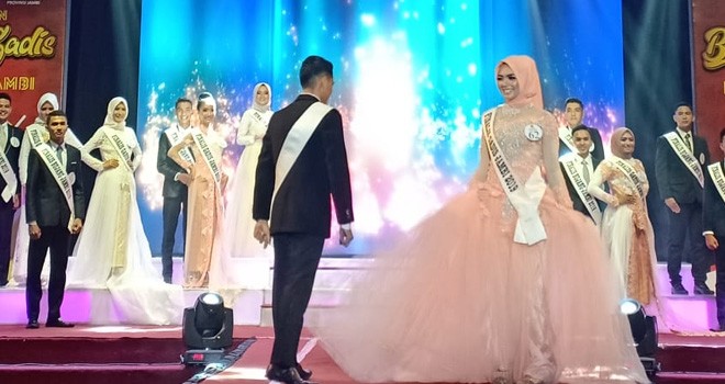 Terlihat para finalis yang memenuhi Ratu Convention Center, malam ini (29/4).