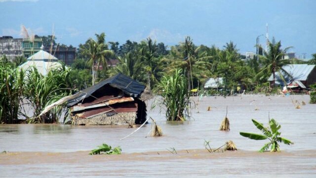 BANJIR: Sejumlah daerah dilanda banjir. Di Bengkulu mengakibatkan 29 orang meninggal dan di Sulteng ribuan rumah jebol diterjang air. (WAHYU/RAKYAT BENGKULU/Jawa Pos)