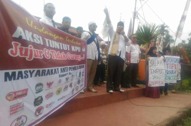 Ratusan Masa Geruduk KPU Provinsi Jambi. Foto : Faizarman / Jambiupdate