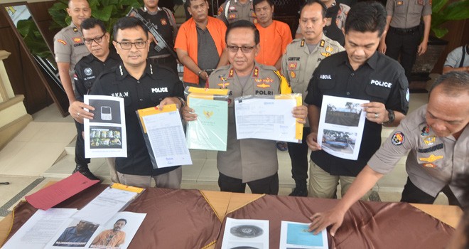 Kapolda Jambi Irjen Pol Muchlis menunjukkan barang sitaan milik tersangka TPPU untuk dibekukan. Foto : Ist