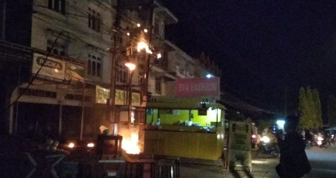 Terlihat Api yang Membakar Gardu PLN di Pattimura. Foto : Rudi / Jambiupdate