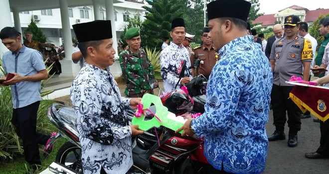 Wabup Tanjabtim Pimpin Upacara Peringatan Hari Pendidikan. Foto : Ist