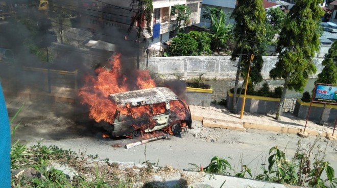 Mobil Minibus Hangus Terbakar di Sungai Penuh. Foto : Gusnadi / Jambiupdate
