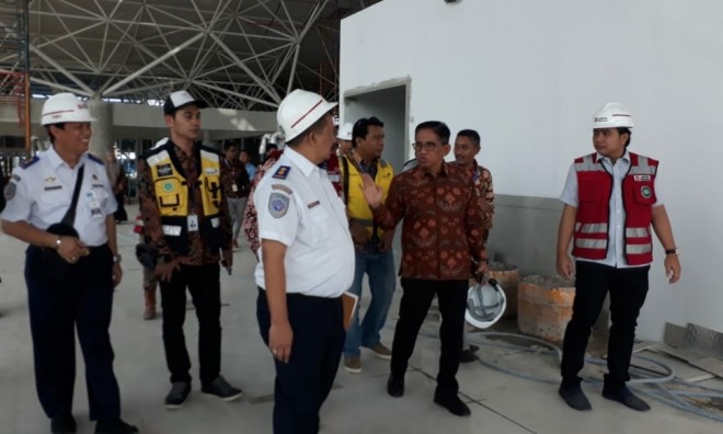 H Bakri saat mengunjungi Bandara Jambi. Foto : Ist
