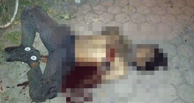 Seorang anak Punk tewas bersimbah darah setelah berkelahi dengan sesame anak punk menggunakan senjata tajam. Foto : Ist