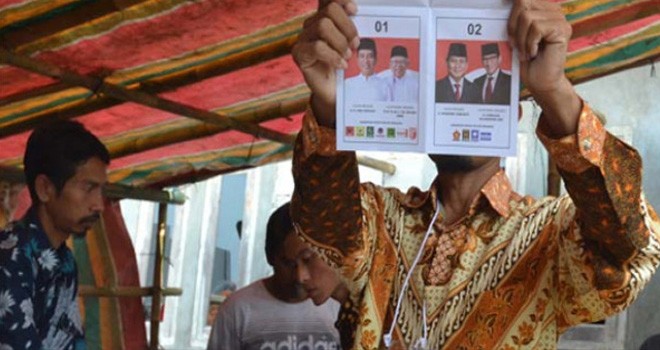 Petugas KPPS saat menghitung suara. Foto : Radar Bogor