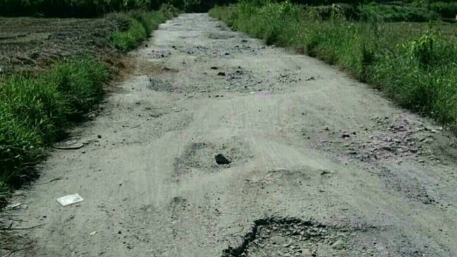 RUSAK: Jalan Selampaung Masgo yang rusak parah.