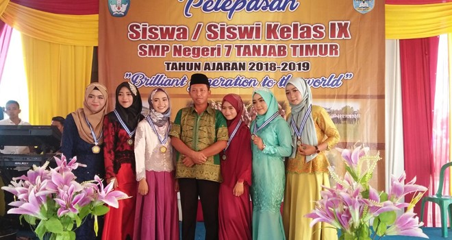 Kepala SMPN 7 Tanjabtim foto bersama setelah memberikan penghargaan secara simbolis kepada siswa kelas IX. Foto : Ist