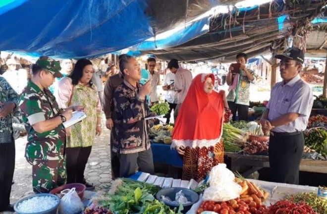 Wakil Bupati Tebo, Syahlan saat melakukan sidak di Pasar Tanjung Bungur Kecamatan Tebo Tengah.