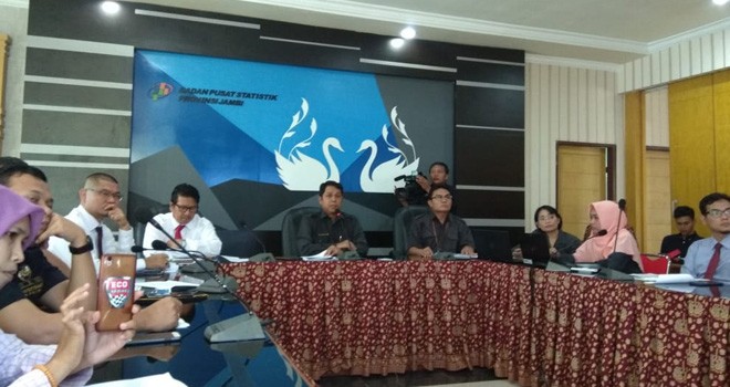 Kepala BPS Provinsi Jambi, Dadang Hardiwan saat menyampaikan rilis di Kantor BPS. Foto : Ist