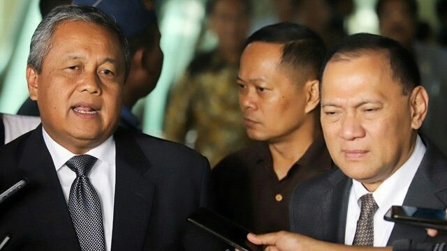 Gubernur Bank Indonesia (BI) 2018-2023 Perry Warjiyo (kiri) bersama pendahulunya Gubernur BI Agus DW Martowardojo. (Dery Ridwansah/JawaPos.com)