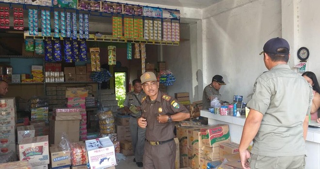 Pol PP Muarojambi saar merazia salah satu Toko di Jaluko. Foto : Elan / Jambiupdate