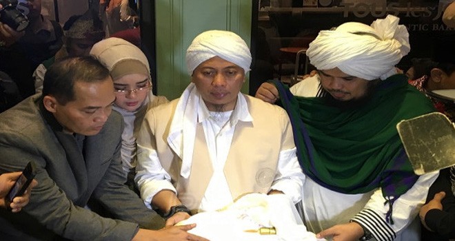 Opick saat memamerkan sehelai rambut Nabi Muhammad SAW. Foto : Dedi Yondra / JPNN