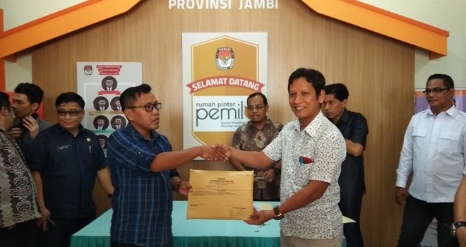 KPU Kota Jambi menyerahkan hasil pleno tingkat Kota Jambi ke KPU Provinsi Jambi kemarin (7/5). Foto : Safwan / Jambiupdate