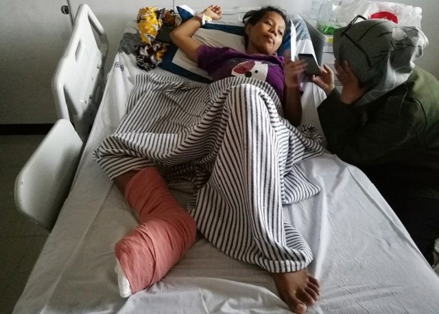 INGIN KEMBALI KE JAWA: Ida Nurinaya menjalani perawatan di Ruang Flamboyan A RSUD Dr Kanujoso Djatiwibowo. Kaki kirinya yang retak diberi gips. (Paksi Sandang Prabowo/Kaltim Post/Jawa Pos Group)