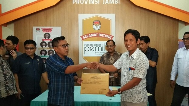 KPU Kota Jambi menyerahkan hasil pleno tingkat Kota Jambi ke KPU Provinsi Jambi kemarin (7/5). Hari Ini (8/5), Pleno Tingkat Provinsi dimulai. Foto: Safwan/Jambiupdate. 