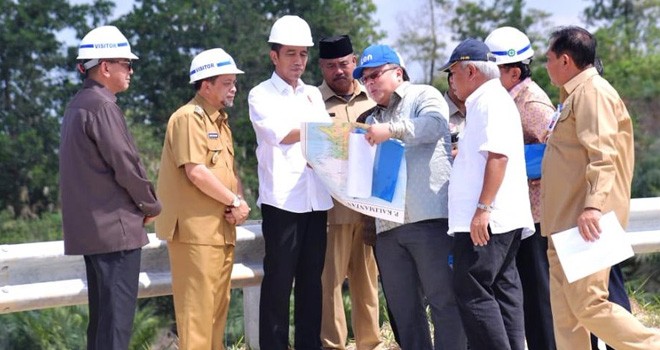 Presiden Jokowi meninjau sejumlah wilayah di Kutai Kertanagera di KaliiMantan Timur sebagai salah satu calon pengganti DKI Jakarta sebagai ibukota negara.