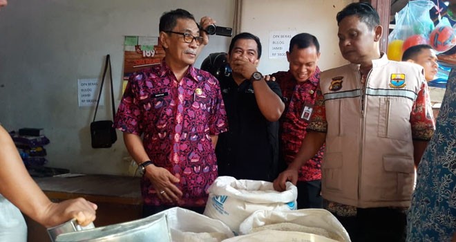 Tim Satuan Tugas (Satgas) Pangan Provinsi Jambi yakni Ir.Amir Hasbi Kepala Dinas Ketahanan Pangan Provinsi Jambi di dampingi oleh Sekretaris Daerah Kabupaten Batanghari Bakhtiar,SP mengecek stabilitas harga kebutuhan bahan pokok pada awal bulan suci Ramadhan 1440.