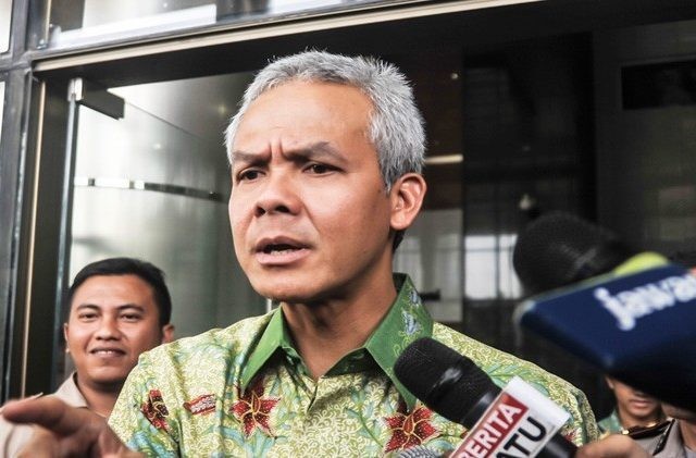 Gubernur Jateng Ganjar Pranowo saat diwawancarai awak media beberapa waktu lalu (Dery Ridwanysah/JawaPos.com)