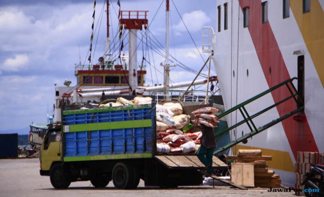 Ilustrasi pemuatan logistik ke Kapal Ramadhan untuk Indonesia Timur dari ACT. (Foto: Riko Aditya/Radar Nunukan/Jawa Pos Group)