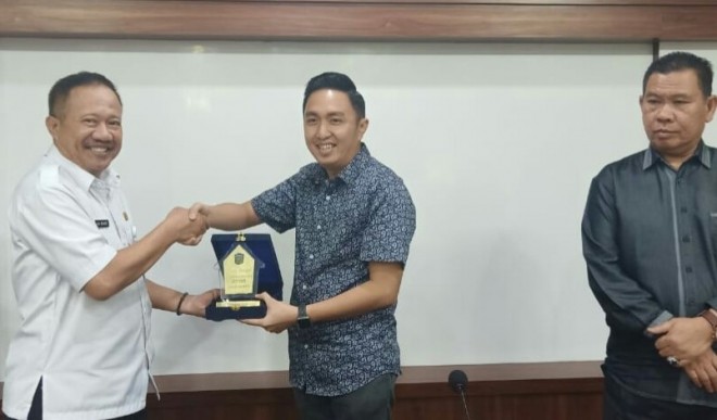 Ketua DPRD Kota Sungai Penuh Fikar Azami saat menyerhkan cindera mata
