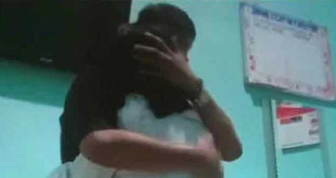 Vanessa Angel Menangis Dipelukan Ayahnya. Foto : Ist