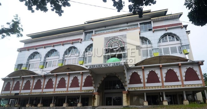 Revitalisasi gedung asrama haji ini dibangun 2016 dengan dana 57,6 miliar. Meski sudah selesai gedung ini belum bisa dipungsikan karena belum selesai diaudit.