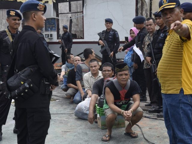 EVAKUASI NAPI: Pasca kerusahan di Rutan Siak, Riau, Sabtu (11/5) dini hari, pada penghuni rutan dipindahkan ke lapas terdekat. (MHD AKHWAN/Riau Pos/JAWA POS GROUP)