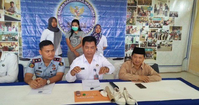 Kepala BNNK Tanjabtim-Tanjabbar ketika Press Release didampingi Kepala Lapas Narkotika Muarasabak dan Ketua MUI Tanjabtim, di aula Kantor BNNK Tanjabtim, Senin (13/5).