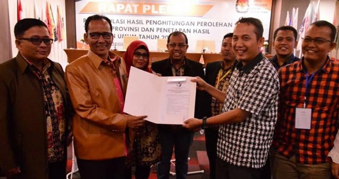 Pimpinan Bawaslu Provinsi Jambi, Asnawi menyerahkan hasil evaluasi dan pengawasan rekapitulasi suara kepada Komisi Pemilihan Umum (KPU). Foto : Ist