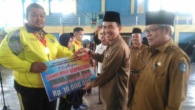 Bupati Kerinci Adirozal saat pemberian Bonus Atlet. 